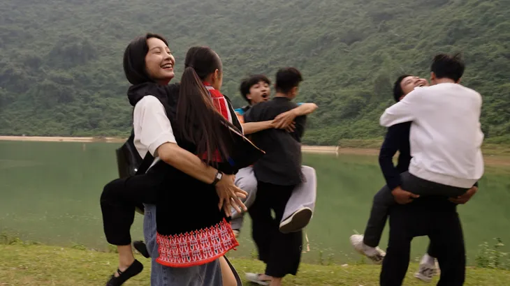 Đi giữa trời rực rỡ - Tập cuối: Pu Chải về thăm bản, kết phim đẹp như mơ - Ảnh 7. Đi giữa trời rực rỡ - Tập cuối: Pu Chải về thăm bản, kết phim đẹp như mơ - Ảnh 7.