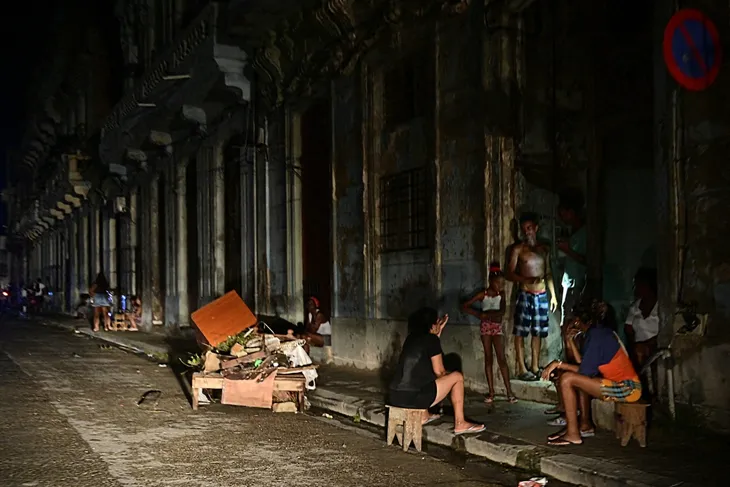 Điện lưới Cuba ngừng hoạt động hoàn toàn, 10 triệu người bị mất điện - Ảnh 2. Điện lưới Cuba ngừng hoạt động hoàn toàn, 10 triệu người bị mất điện - Ảnh 2.