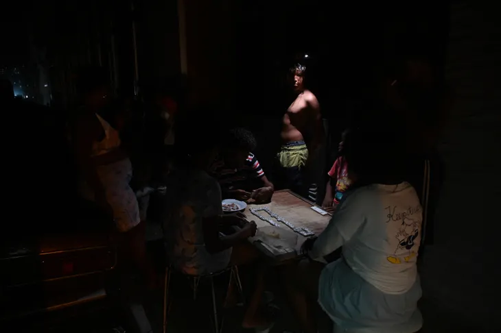 Điện lưới Cuba ngừng hoạt động hoàn toàn, 10 triệu người bị mất điện - Ảnh 1. Điện lưới Cuba ngừng hoạt động hoàn toàn, 10 triệu người bị mất điện - Ảnh 1.