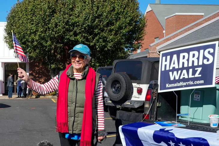 Ông Donald Trump đang dẫn trước bà Kamala Harris ở cả 7 bang chiến địa - Ảnh 2. Ông Donald Trump đang dẫn trước bà Kamala Harris ở cả 7 bang chiến địa - Ảnh 2.