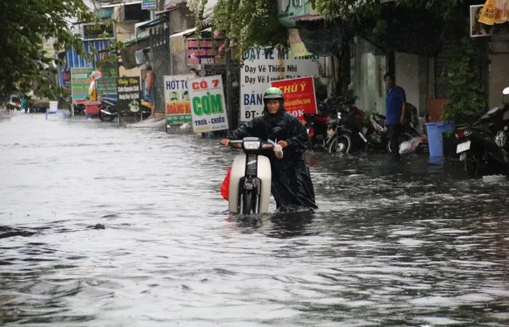 Triều cường làm đảo lộn cuộc sống người dân TP Hồ Chí Minh - Ảnh 1. Triều cường làm đảo lộn cuộc sống người dân TP Hồ Chí Minh - Ảnh 1.