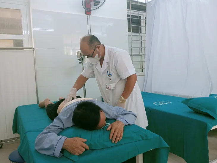 Người bác sĩ miền núi tận tụy hết lòng vì người bệnh - Ảnh 2. Người bác sĩ miền núi tận tụy hết lòng vì người bệnh - Ảnh 2.