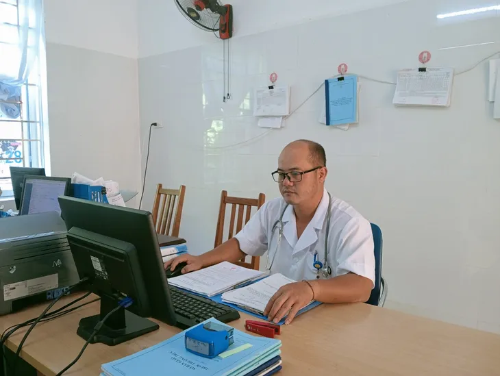 Người bác sĩ miền núi tận tụy hết lòng vì người bệnh - Ảnh 1. Người bác sĩ miền núi tận tụy hết lòng vì người bệnh - Ảnh 1.