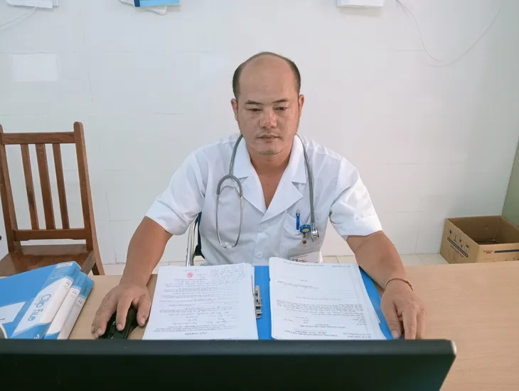 Người bác sĩ miền núi tận tụy hết lòng vì người bệnh - Ảnh 3. Người bác sĩ miền núi tận tụy hết lòng vì người bệnh - Ảnh 3.