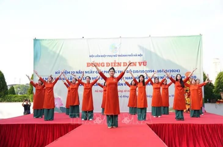Phụ nữ Thủ đô đồng diễn dân vũ với áo dài, xác lập kỷ lục Việt Nam - Ảnh 1. Phụ nữ Thủ đô đồng diễn dân vũ với áo dài, xác lập kỷ lục Việt Nam - Ảnh 1.