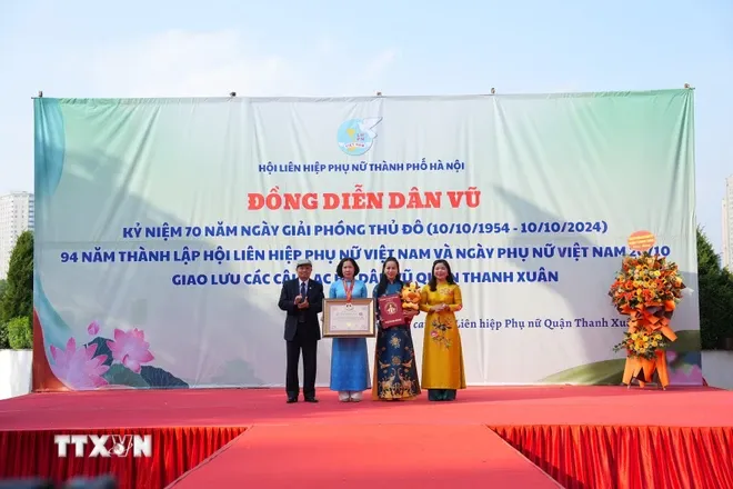 Phụ nữ Thủ đô đồng diễn dân vũ với áo dài, xác lập kỷ lục Việt Nam - Ảnh 2. Phụ nữ Thủ đô đồng diễn dân vũ với áo dài, xác lập kỷ lục Việt Nam - Ảnh 2.