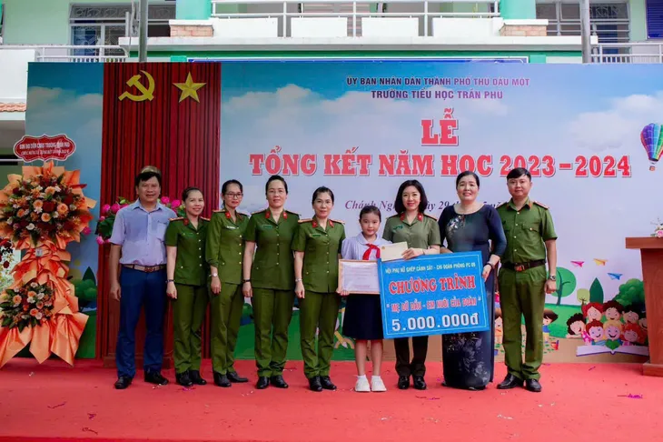 Những nữ chiến sĩ công an nhân dân đảm đang trên nhiều mặt trận công tác - Ảnh 1. Những nữ chiến sĩ công an nhân dân đảm đang trên nhiều mặt trận công tác - Ảnh 1.