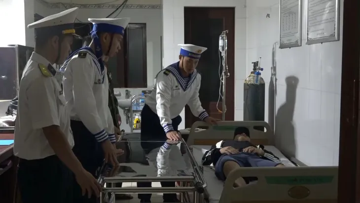 Bệnh xá đảo Trường Sa kịp thời cấp cứu thuyền viên trên biển - Ảnh 2. Bệnh xá đảo Trường Sa kịp thời cấp cứu thuyền viên trên biển - Ảnh 2.
