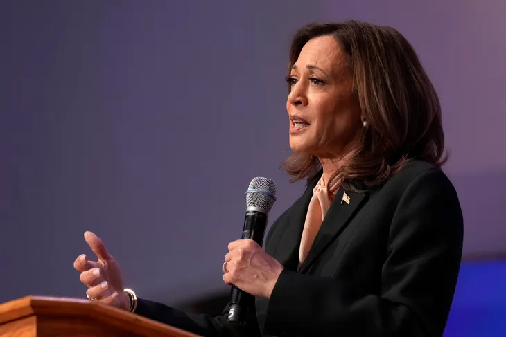 Ông Trump phát khoai tây chiên ở Pennsylvania, bà Harris đến thăm các nhà thờ tại Georgia - Ảnh 1. Ông Trump phát khoai tây chiên ở Pennsylvania, bà Harris đến thăm các nhà thờ tại Georgia - Ảnh 1.
