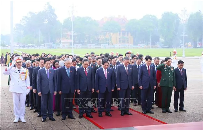 Đại biểu Quốc hội dự Kỳ họp thứ 8 vào Lăng viếng Chủ tịch Hồ Chí Minh - Ảnh 2. Đại biểu Quốc hội dự Kỳ họp thứ 8 vào Lăng viếng Chủ tịch Hồ Chí Minh - Ảnh 2.