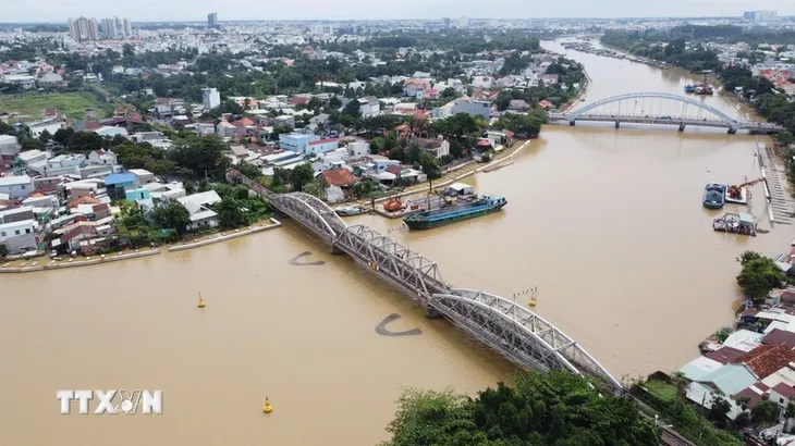 Đợt triều cường cao kỷ lục trong 24 năm qua trên sông Đồng Nai đã hạ nhiệt - Ảnh 2. Đợt triều cường cao kỷ lục trong 24 năm qua trên sông Đồng Nai đã hạ nhiệt - Ảnh 2.