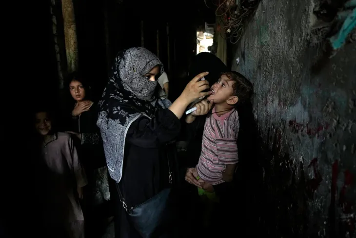 Hơn 1 triệu trẻ em Pakistan bị bỏ lỡ tiêm vaccine bại liệt khi số ca nhiễm tăng mạnh - Ảnh 1. Hơn 1 triệu trẻ em Pakistan bị bỏ lỡ tiêm vaccine bại liệt khi số ca nhiễm tăng mạnh - Ảnh 1.