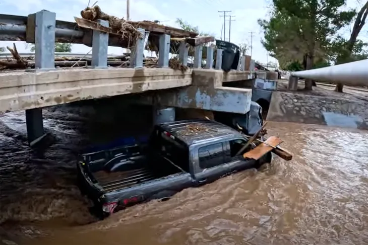 Lũ quét nguy hiểm ở bang New Mexico (Mỹ) khiến 2 người tử vong - Ảnh 1. Lũ quét nguy hiểm ở bang New Mexico (Mỹ) khiến 2 người tử vong - Ảnh 1.