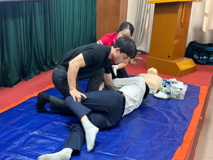 Trung tâm Dịch vụ Nhân đạo huấn luyện Sơ cấp cứu tại Tập đoàn Hóa chất - Ảnh 10. Trung tâm Dịch vụ Nhân đạo huấn luyện Sơ cấp cứu tại Tập đoàn Hóa chất - Ảnh 10.