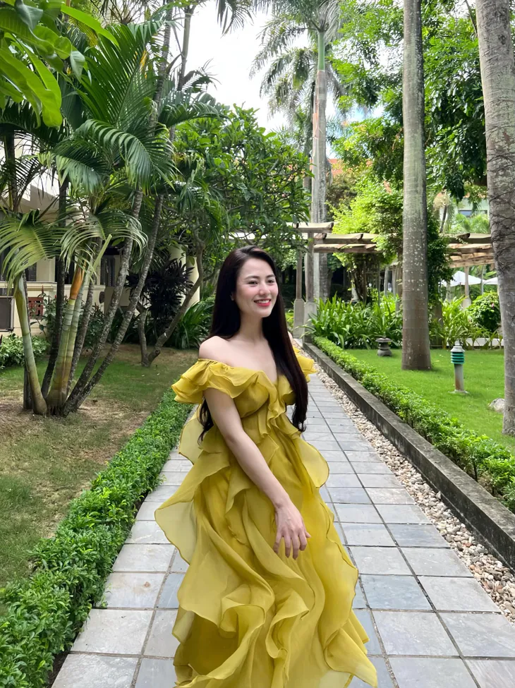 Diễn viên Việt Hoa gây sốt với vẻ quyến rũ trong phim Độc đạo - Ảnh 4. Diễn viên Việt Hoa gây sốt với vẻ quyến rũ trong phim Độc đạo - Ảnh 4.