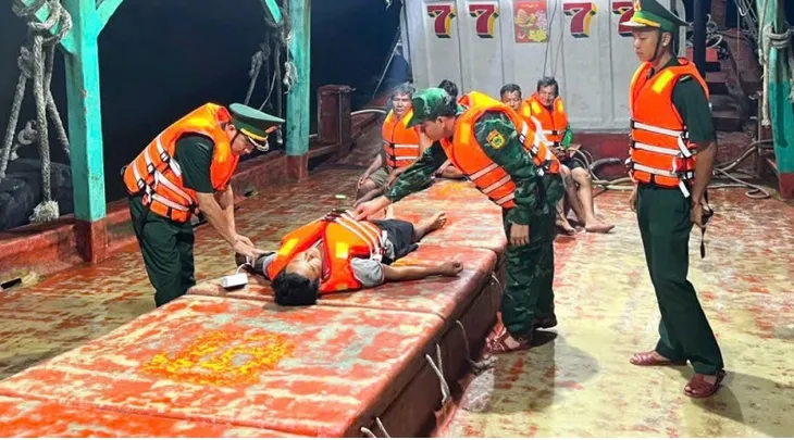 Cứu 5 thuyền viên bị chìm tàu trên biển Cà Mau - Ảnh 1. Cứu 5 thuyền viên bị chìm tàu trên biển Cà Mau - Ảnh 1.