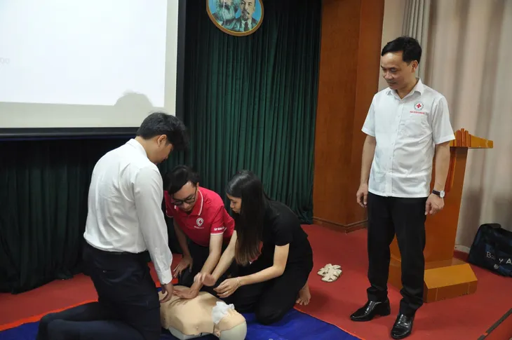 Trung tâm Dịch vụ Nhân đạo huấn luyện Sơ cấp cứu tại Tập đoàn Hóa chất - Ảnh 6. Trung tâm Dịch vụ Nhân đạo huấn luyện Sơ cấp cứu tại Tập đoàn Hóa chất - Ảnh 6.