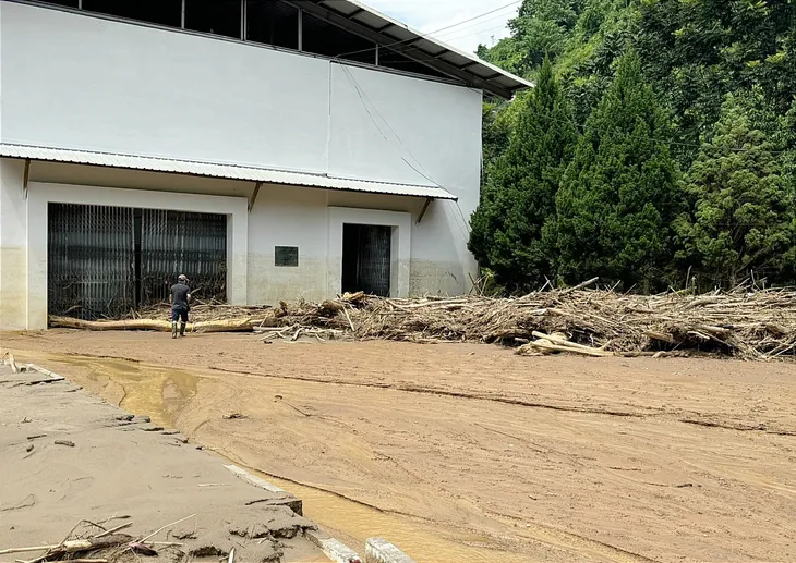 12 nhà máy thủy điện tại Lào Cai ngừng hoạt động sau mưa lũ - Ảnh 1. 12 nhà máy thủy điện tại Lào Cai ngừng hoạt động sau mưa lũ - Ảnh 1.