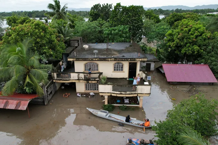 Bão Trami gây lũ lụt nặng, khiến 24 người thiệt mạng ở Philippines trước khi đi vào Biển Đông - Ảnh 2. Bão Trami gây lũ lụt nặng, khiến 24 người thiệt mạng ở Philippines trước khi đi vào Biển Đông - Ảnh 2.