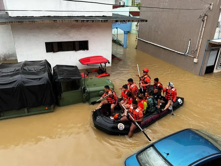 Bão Trami gây lũ lụt nặng, khiến 24 người thiệt mạng ở Philippines trước khi đi vào Biển Đông - Ảnh 1. Bão Trami gây lũ lụt nặng, khiến 24 người thiệt mạng ở Philippines trước khi đi vào Biển Đông - Ảnh 1.