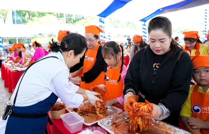 Rộn ràng Ngày hội văn hóa hữu nghị Việt - Hàn tại TP Hồ Chí Minh - Ảnh 1. Rộn ràng Ngày hội văn hóa hữu nghị Việt - Hàn tại TP Hồ Chí Minh - Ảnh 1.