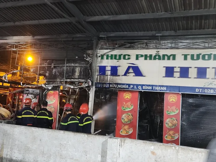 Cháy cửa hàng trong chợ Bà Chiểu, 4 người thoát nạn - Ảnh 2. Cháy cửa hàng trong chợ Bà Chiểu, 4 người thoát nạn - Ảnh 2.