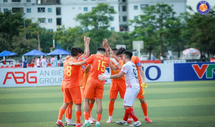 Từ tình yêu bóng đá đến tầm nhìn phát triển bền vững - Ảnh 1. Từ tình yêu bóng đá đến tầm nhìn phát triển bền vững - Ảnh 1.