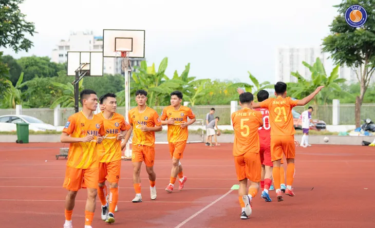 Từ tình yêu bóng đá đến tầm nhìn phát triển bền vững - Ảnh 2. Từ tình yêu bóng đá đến tầm nhìn phát triển bền vững - Ảnh 2.