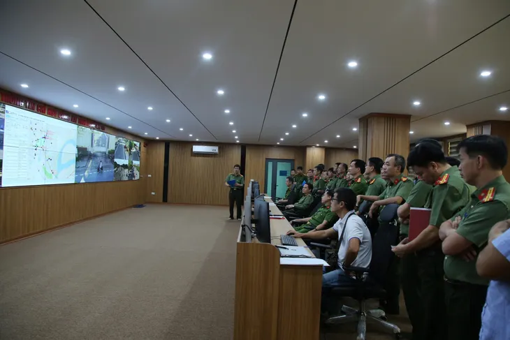 Công an tỉnh Nghệ An nghiệm thu kỹ thuật hệ thống camera giám sát và trung tâm chỉ huy - Ảnh 2. Công an tỉnh Nghệ An nghiệm thu kỹ thuật hệ thống camera giám sát và trung tâm chỉ huy - Ảnh 2.
