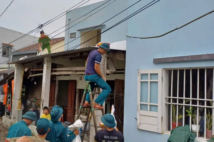 Công an sát cánh cùng người dân phòng chống bão số 6 - Ảnh 1.