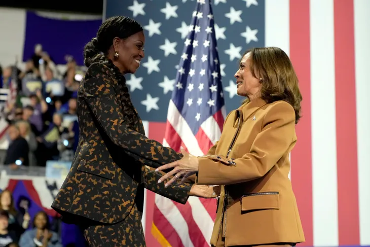 Bầu cử Mỹ: Cựu đệ nhất phu nhân Michelle Obama ủng hộ bà Harris ở Michigan - Ảnh 1. Bầu cử Mỹ: Cựu đệ nhất phu nhân Michelle Obama ủng hộ bà Harris ở Michigan - Ảnh 1.