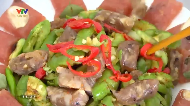 Nhà vườn cà na bận rộn mùa nước nổi - Ảnh 1. Nhà vườn cà na bận rộn mùa nước nổi - Ảnh 1.