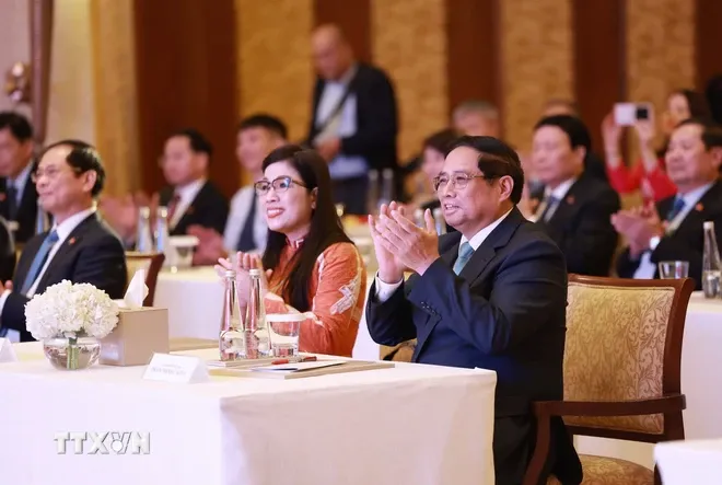 Thủ tướng Phạm Minh Chính gặp cộng đồng người Việt Nam tại UAE - Ảnh 1. Thủ tướng Phạm Minh Chính gặp cộng đồng người Việt Nam tại UAE - Ảnh 1.