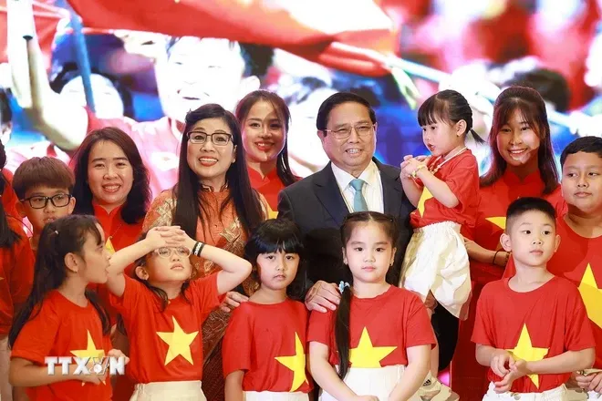 Thủ tướng Phạm Minh Chính gặp cộng đồng người Việt Nam tại UAE - Ảnh 2. Thủ tướng Phạm Minh Chính gặp cộng đồng người Việt Nam tại UAE - Ảnh 2.