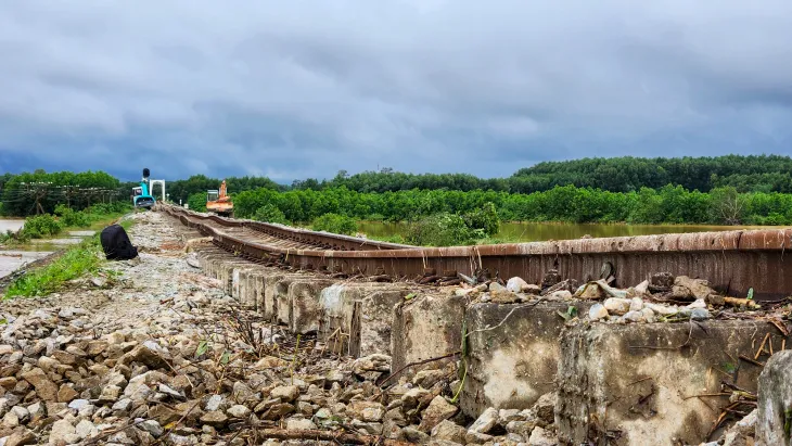 Hơn 1,3 km đường sắt bị xói lở, cuốn trôi do bão số 6 - Ảnh 1. Hơn 1,3 km đường sắt bị xói lở, cuốn trôi do bão số 6 - Ảnh 1.