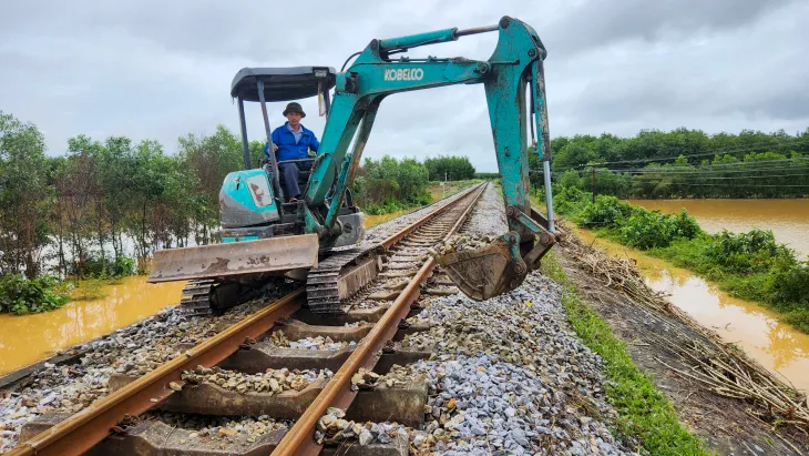 Hơn 1,3 km đường sắt bị xói lở, cuốn trôi do bão số 6 - Ảnh 2. Hơn 1,3 km đường sắt bị xói lở, cuốn trôi do bão số 6 - Ảnh 2.