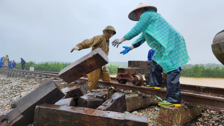 Hơn 1,3 km đường sắt bị xói lở, cuốn trôi do bão số 6 - Ảnh 3. Hơn 1,3 km đường sắt bị xói lở, cuốn trôi do bão số 6 - Ảnh 3.