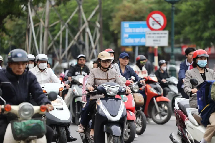 Hà Nội những ngày đầu đón gió lạnh về - Ảnh 1. Hà Nội những ngày đầu đón gió lạnh về - Ảnh 1.