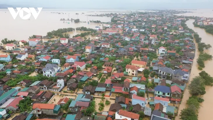 Lũ ở Quảng Bình đặc biệt lớn, nhiều nhà ngập tới nóc - Ảnh 1. Lũ ở Quảng Bình đặc biệt lớn, nhiều nhà ngập tới nóc - Ảnh 1.