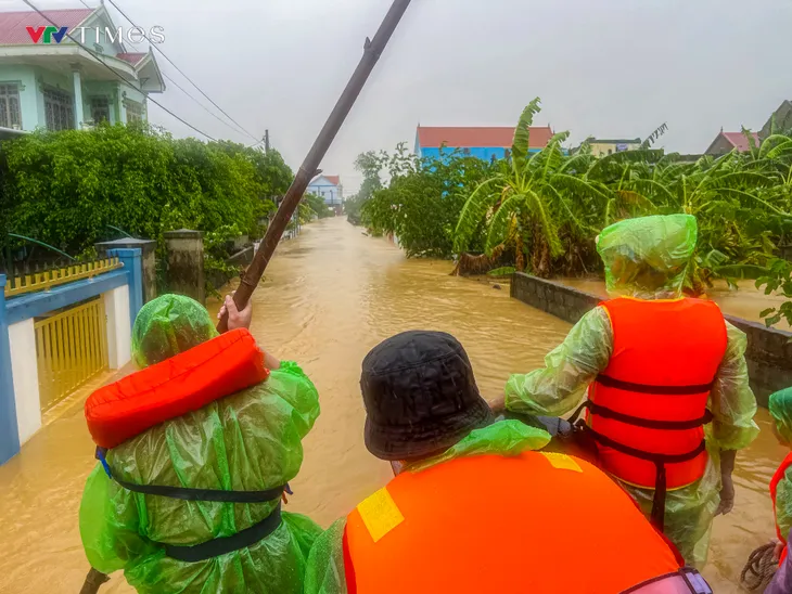Nghĩa đồng bào giữa tâm lũ tại Quảng Bình - Ảnh 6. Nghĩa đồng bào giữa tâm lũ tại Quảng Bình - Ảnh 6.