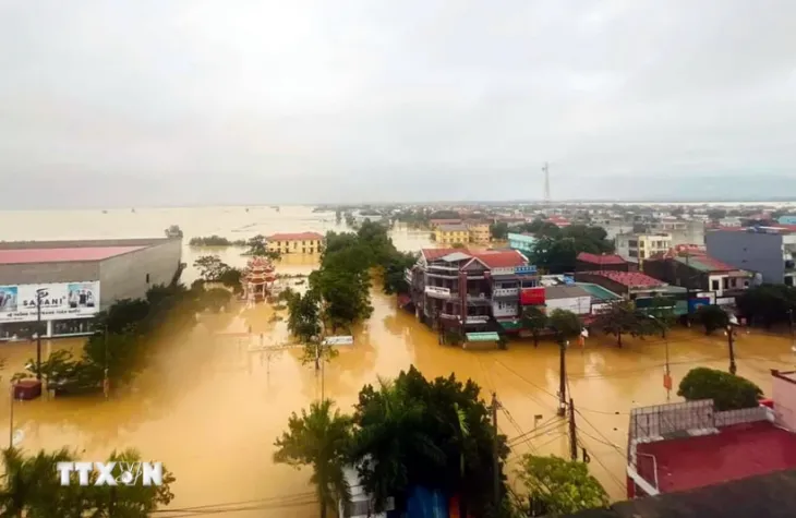 Lũ lụt sau bão số 6 chia cắt nhiều vùng ở Quảng Bình - Ảnh 1. Lũ lụt sau bão số 6 chia cắt nhiều vùng ở Quảng Bình - Ảnh 1.