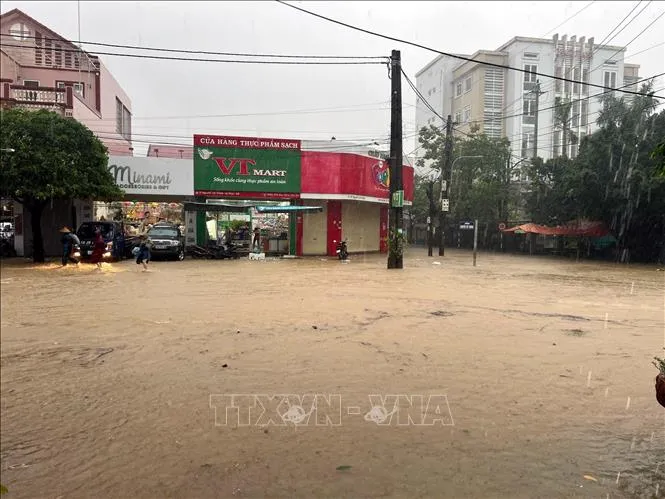 Quảng Bình: Kịp thời cứu 2 người dân bị lũ cuốn trôi - Ảnh 1. Quảng Bình: Kịp thời cứu 2 người dân bị lũ cuốn trôi - Ảnh 1.