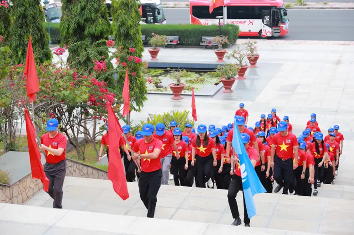 Sinh viên Khánh Hòa và tình yêu biển đảo - Ảnh 1. Sinh viên Khánh Hòa và tình yêu biển đảo - Ảnh 1.