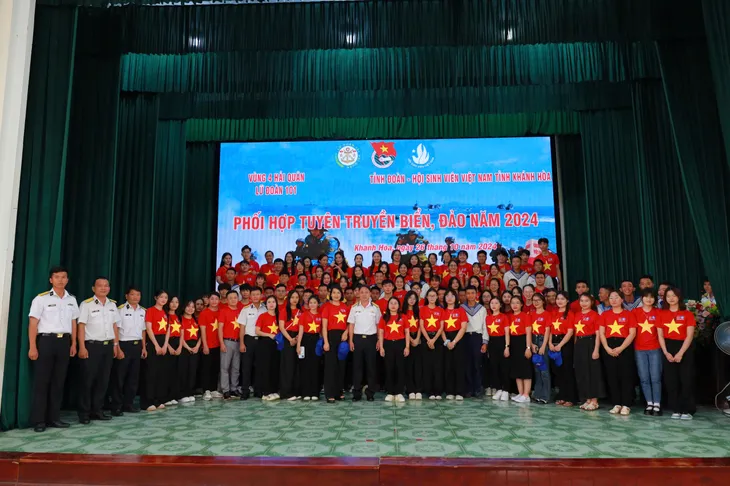 Sinh viên Khánh Hòa và tình yêu biển đảo - Ảnh 6. Sinh viên Khánh Hòa và tình yêu biển đảo - Ảnh 6.