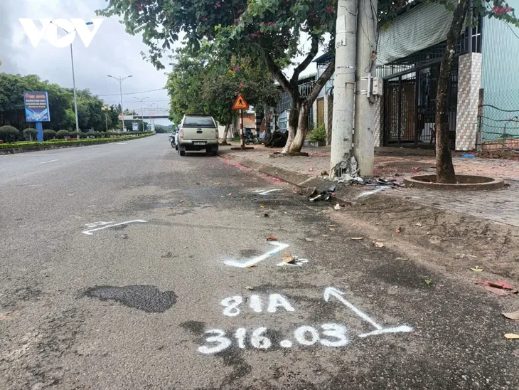 Tài xế buồn ngủ, đâm xe vào trụ điện làm 2 người thương vong - Ảnh 1. Tài xế buồn ngủ, đâm xe vào trụ điện làm 2 người thương vong - Ảnh 1.