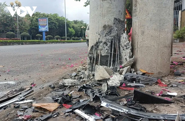 Tài xế buồn ngủ, đâm xe vào trụ điện làm 2 người thương vong - Ảnh 2. Tài xế buồn ngủ, đâm xe vào trụ điện làm 2 người thương vong - Ảnh 2.