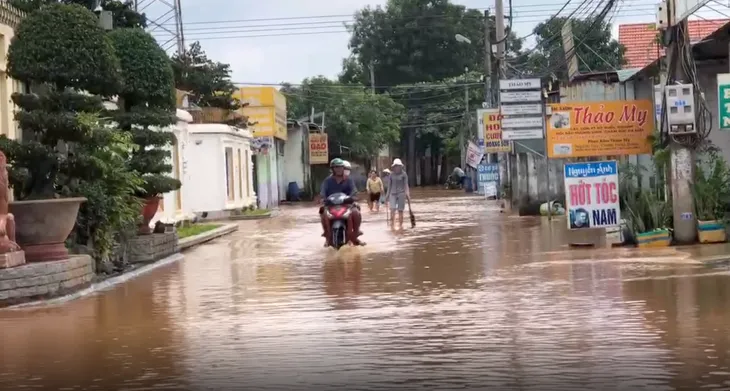 Đồng Nai: Nước lũ dâng cao, hàng trăm hộ dân bị ngập lụt - Ảnh 4. Đồng Nai: Nước lũ dâng cao, hàng trăm hộ dân bị ngập lụt - Ảnh 4.