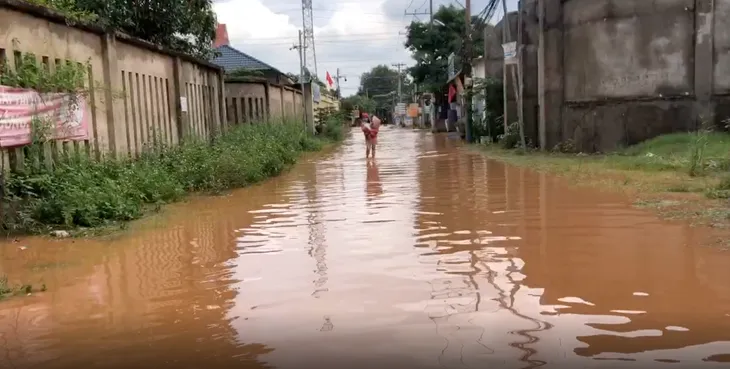 Đồng Nai: Nước lũ dâng cao, hàng trăm hộ dân bị ngập lụt - Ảnh 3. Đồng Nai: Nước lũ dâng cao, hàng trăm hộ dân bị ngập lụt - Ảnh 3.