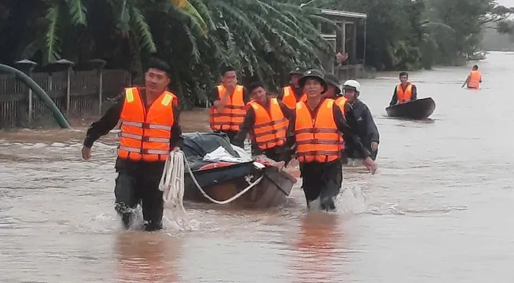 Quân khu 4 huy động lực lượng ứng cứu người dân vùng ngập lụt - Ảnh 2. Quân khu 4 huy động lực lượng ứng cứu người dân vùng ngập lụt - Ảnh 2.