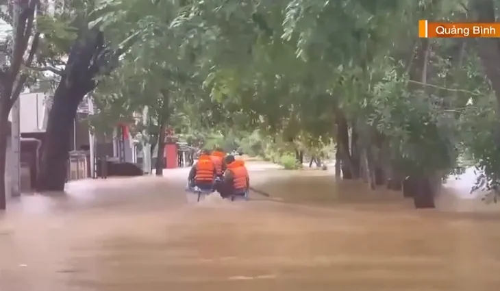 Quảng Bình trắng đêm hỗ trợ người dân di dời chạy lũ - Ảnh 1. Quảng Bình trắng đêm hỗ trợ người dân di dời chạy lũ - Ảnh 1.